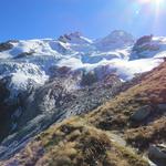 für uns Bergwanderer ist hier Endstation. Gleich hinter der Hütte müssen die Alpinisten Steigeisen und Seil anlegen