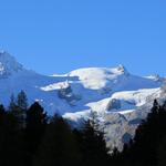 eng zusammenstehend, Schulter an Schulter, begrüssen uns mit ernstem Blick die gleissenden Gipfeln der Bergriesen