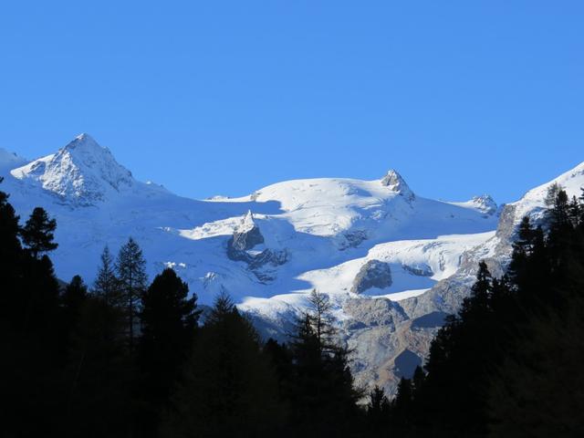 eng zusammenstehend, Schulter an Schulter, begrüssen uns mit ernstem Blick die gleissenden Gipfeln der Bergriesen