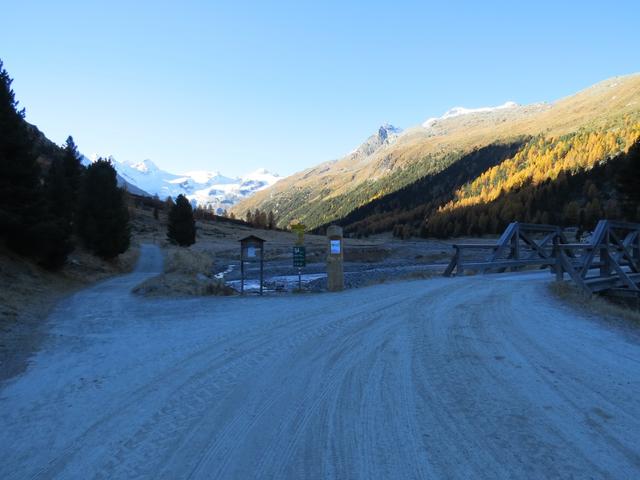 uns stockt der Atem. Unter blauem Himmel eröffnet sich uns ein Anblick, der schöner kaum sein kann und uns verstummen lässt