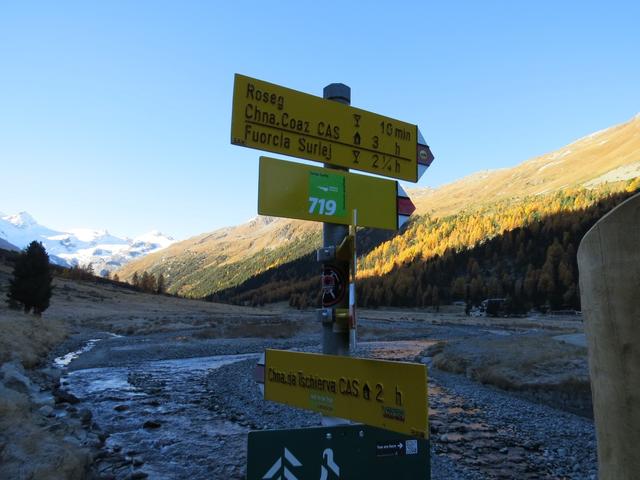 Wegweiser  bei der Weggabelung bei Punkt 1993 m.ü.M.