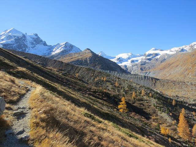 der Hüttenweg beginnt nun langsam anzusteigen 2098 m.ü.M.