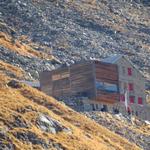 ...in der Talmulde unterhalb der Hütte, die ab hier nun ersichtlich ist