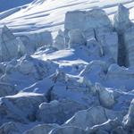 zerschundene Gletscher fliessen an der Aussichtskanzel vorbei