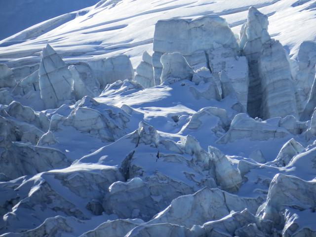 zerschundene Gletscher fliessen an der Aussichtskanzel vorbei