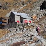 ...liegende Chamanna da Tschierva 2583 m.ü.M. mit seinem modernen Anbau