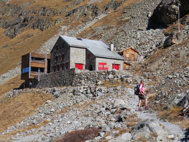 ...liegende Chamanna da Tschierva 2583 m.ü.M. mit seinem modernen Anbau