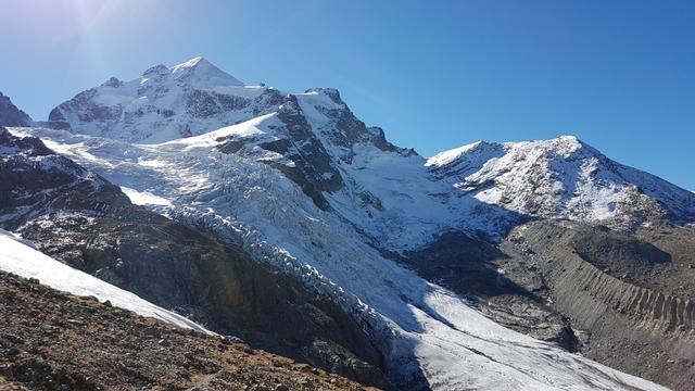 wir sind umgeben von mächtigen Bergen der Bernina-Gruppe, die ringsum in den Himmel ragen