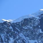 der Biancograt erstrahlt im Licht der Sonne. Seht ihr die Bergsteiger?