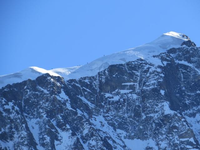 der Biancograt erstrahlt im Licht der Sonne. Seht ihr die Bergsteiger?