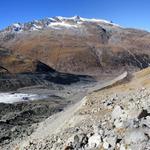 nach dem Mittagessen steigen wir noch ein Stück weiter aufwärts und geniessen dieses Panorama