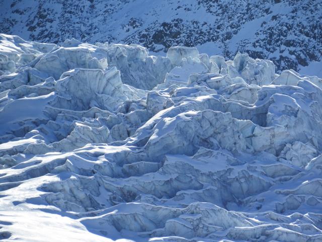 hinter uns Türme aus Gletschereis, die sich an den Abbruchkanten zu stärkeren Hangneigungen von Gletschern bilden