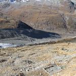 von hier oben sind die gewaltigen Ausmasse der Seitenmoräne des Tschierva Gletscher gut ersichtlich