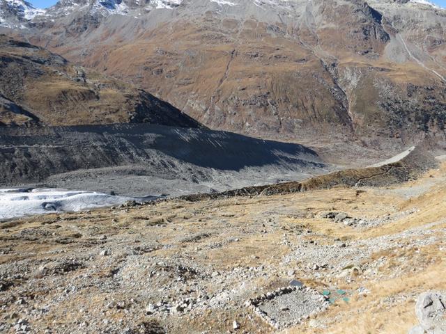 von hier oben sind die gewaltigen Ausmasse der Seitenmoräne des Tschierva Gletscher gut ersichtlich