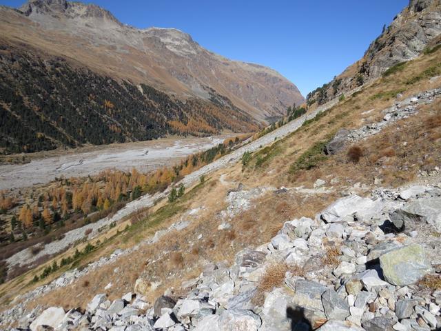 alles am Osthang des Piz Tschierva entlang, wandern wir weiter abwärts zu Punkt 2030 m.ü.M.