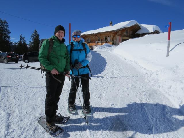 beim grossen Parkplatz auf Lägerstutz 1559 m.ü.M. ziehen wir die Schneeschuhen an