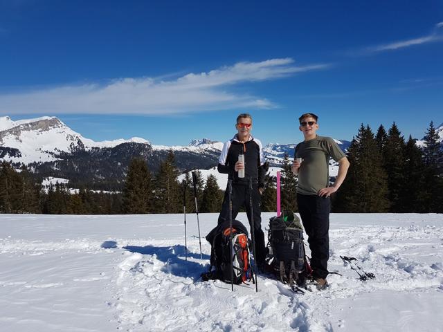 Franco und Alessandro geniessen den ersten Schluck Tee