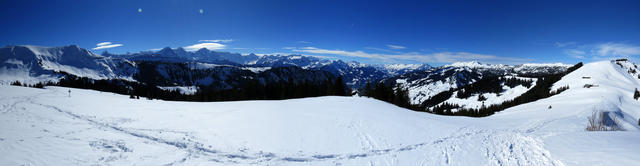 sehr schönes Breitbildfoto mit Blick auf der anderen Seite zu den Berner Alpen