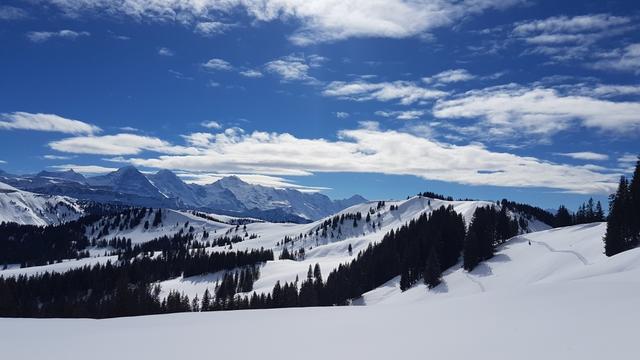 Blick zurück. Links Winterröscht dann Läger und rechts der Bolberg