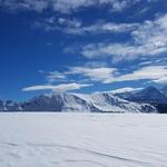 Blick über die Schneewächte bei Stand, blicken wir zum Augstmatthorn und zum Dreigestirn