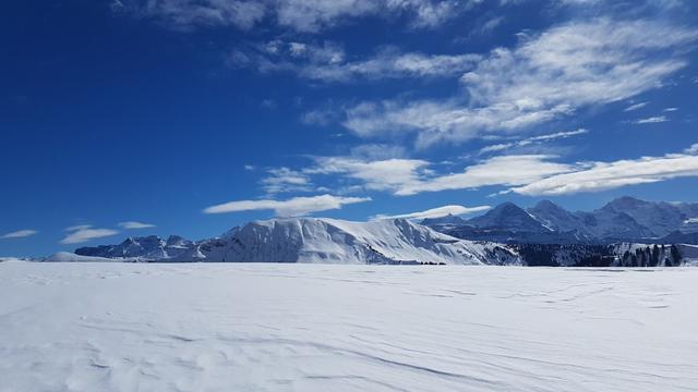 Blick über die Schneewächte bei Stand, blicken wir zum Augstmatthorn und zum Dreigestirn