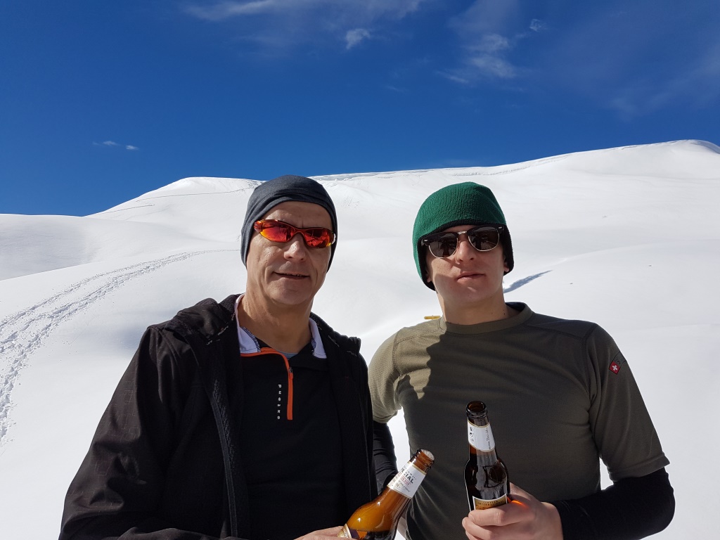 Alessandro und ich geniessen vor dem Mittagessen ein Bierchen