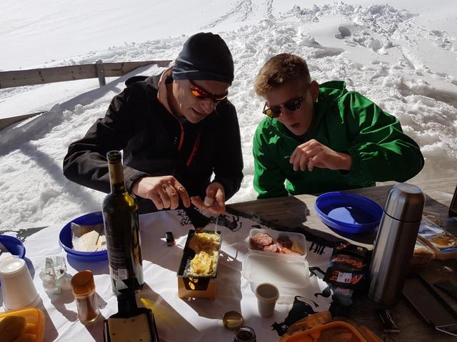 Alessandro und ich geniessen das Essen im freien