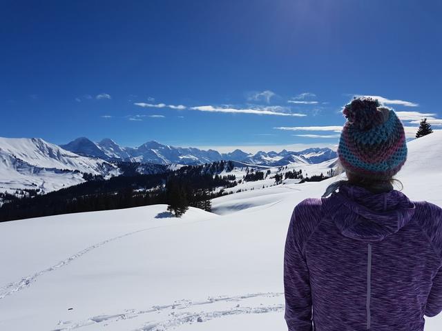 meine Maus geniesst die Aussicht Richtung Eiger, Mönch und Jungfrau