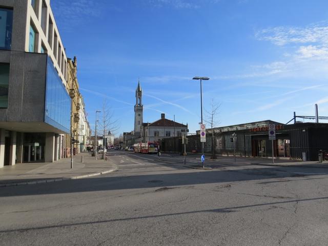 vorbei am Bahnhof von Konstanz...