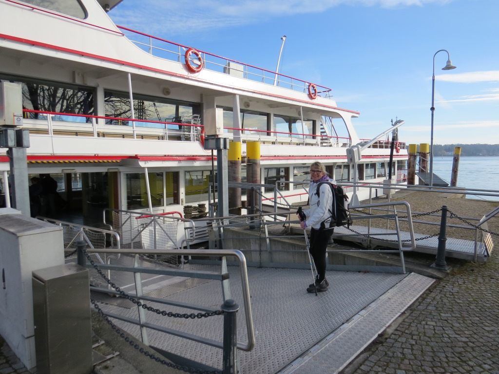 hier nehmen wir das Schiff, das uns auf die andere Seeseite nach Meersburg führen wird