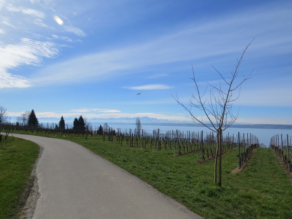 am Himmel ist der erste Zeppelin ersichtlich