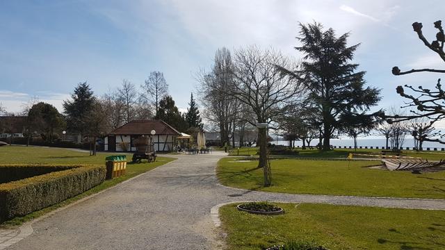 wir lassen das Zentrum von Hagnau hinter uns und erreichen die sehr schöne Hafenanlage von Hagnau