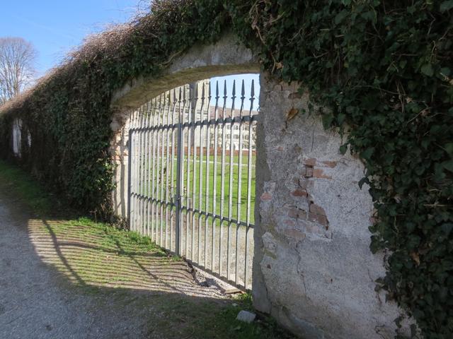 die Schlosskirche 16. Jhr. kurz vor Friedrichshafen, ist von einer hohen Mauer umgeben