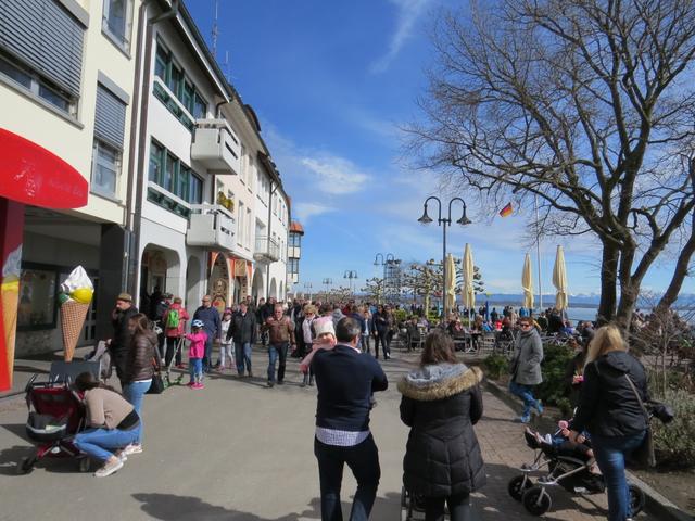 ...erreichen wir den Hafen von Friedrichshafen mit seinen unzähligen Restaurants