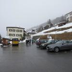 beim grossen Parkplatz in Vnà 1637 m.ü.M. im Unterengadin, parkieren wir das Auto