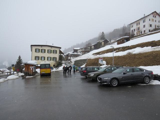 beim grossen Parkplatz in Vnà 1637 m.ü.M. im Unterengadin, parkieren wir das Auto