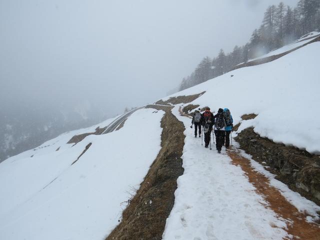 ...und laufen bei Punkt 1645 m.ü.M. geradeaus weiter