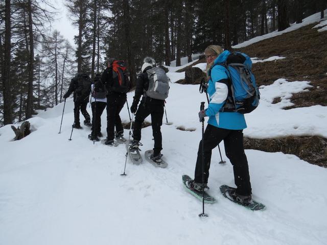 weiter Richtung Zuort laufen wir taleinwärts, und erreichen kurz danach Punkt 1676 m.ü.M. wo wir die Schneeschuhe anziehen