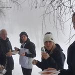 unter einer grossen Tanne suchen wir Schutz und geniessen das mitgebrachte sehr gute Mittagessen