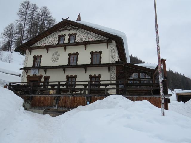 hier bei der ehemaligen Zollstation vor dem Fimberpass, ziehen wir unsere Schneeschuhen ab