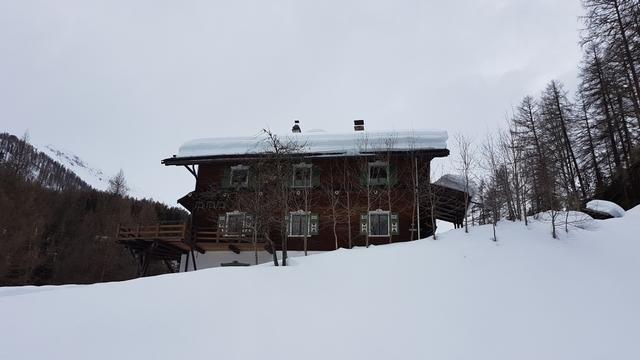 ...und laufen zum separaten Chalet das der Holländische Dirigent Willem Mengelberg erbaut hat