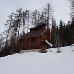 wir schliessen hinter uns die Türe, und laufen zu der Votivkapelle als Blockbau im Norwegischen Baustil erbaut