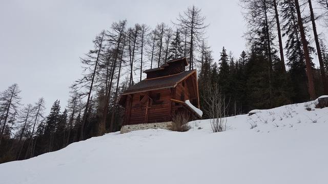 wir schliessen hinter uns die Türe, und laufen zu der Votivkapelle als Blockbau im Norwegischen Baustil erbaut