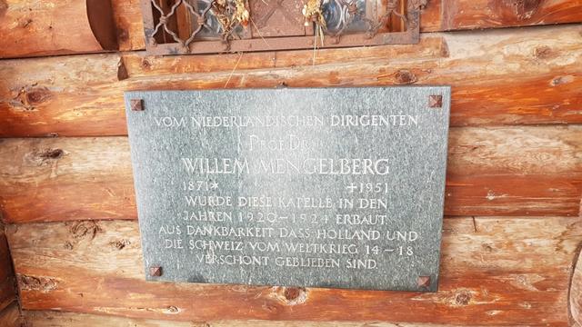 Gedenktafel vor der Kapelle