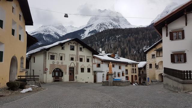 Scuol im Unterengadin besitzt im alten Dorfteil...