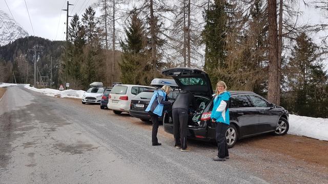 bei den Parkplätzen von Gurlaina bei Punkt 1236 m.ü.M. parkieren wir das Auto