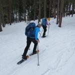 über schönstes Schneeschuhgebiet geht es über Punkt 1415 m.ü.M. nach Plan San Jon