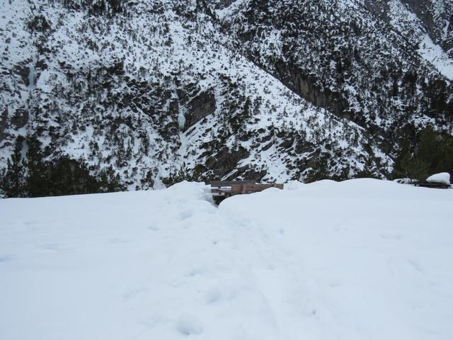 Irgendjemand hat -hier nochmals ein grosses dankeschön- den Tisch und die Bänke vom Schnee freigeschaufelt