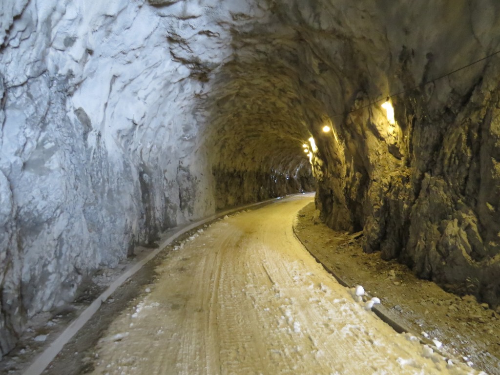 weiter geht es der Strasse entlang taleinwärts. Ein Tunnel wird durchquert