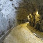 weiter geht es der Strasse entlang taleinwärts. Ein Tunnel wird durchquert